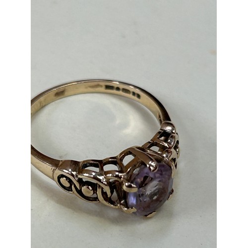 41E - A Vintage 9ct gold ring with oval cut pale amethyst, the shoulders with interlocking circle design -... 