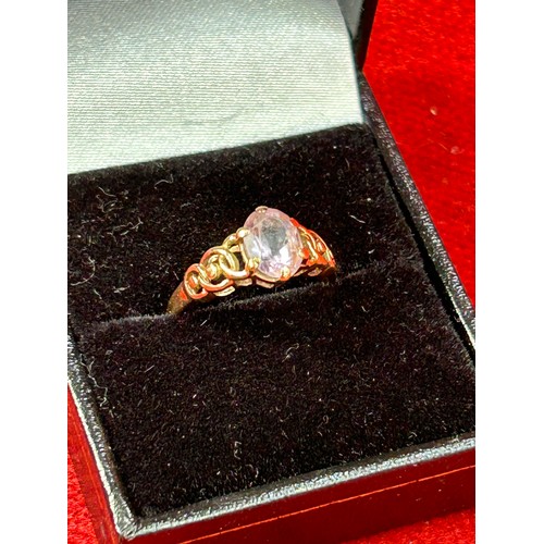 41E - A Vintage 9ct gold ring with oval cut pale amethyst, the shoulders with interlocking circle design -... 