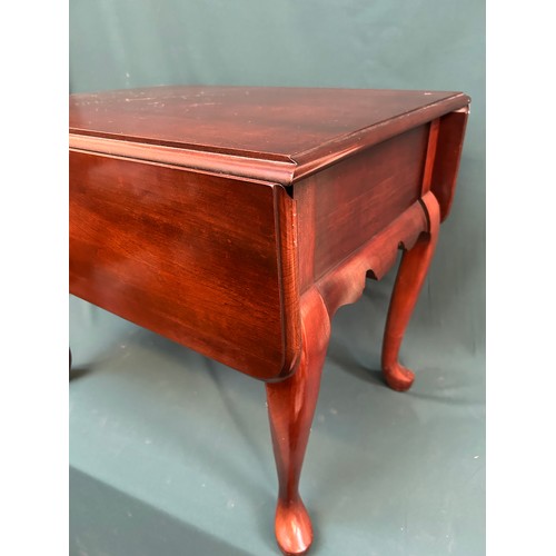 510 - Late 20th Century American mahogany lowboy side table with drop leaves on sprung catches - drawer to... 