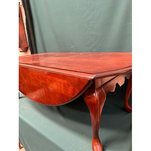 513 - Large late 20th Century American mahogany drop leaf coffee table with sprung catches on cabriole leg... 