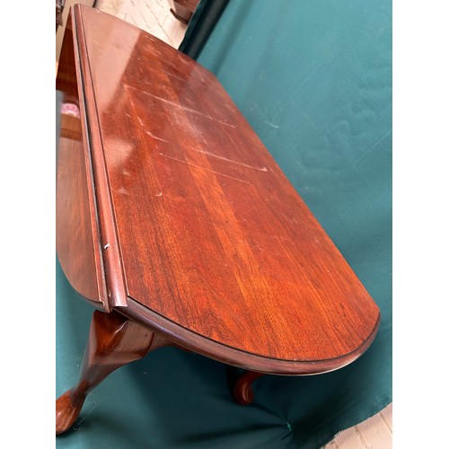 513 - Large late 20th Century American mahogany drop leaf coffee table with sprung catches on cabriole leg... 