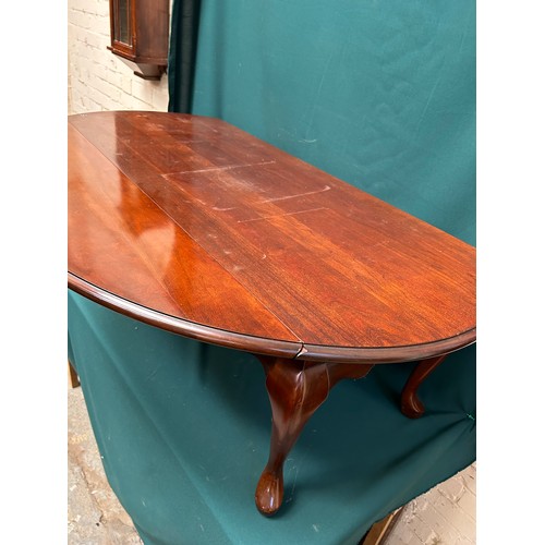 513 - Large late 20th Century American mahogany drop leaf coffee table with sprung catches on cabriole leg... 