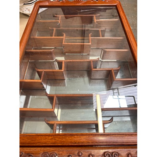 252 - A late 20th Century Chinese collectors cabinet with hinged glass door and mirrored back. Ideal for d... 