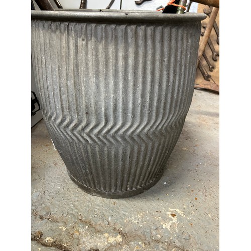 380B - Vintage dolly tub/planter with chevron design in good condition