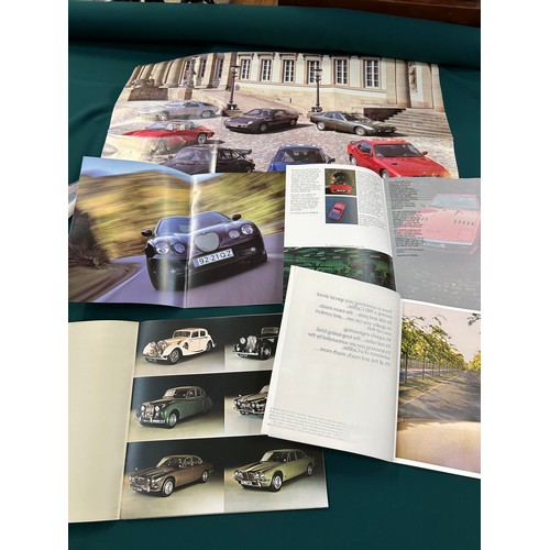 156 - AUTOMOBILE EPHEMERA / CAR BROCHURES MIXED LOT - ALL IN VERY GOOD CONDITION. INCLUDES CADILLAC 1982, ... 