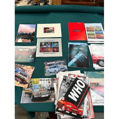 158 - AUTOMOBILE EPHEMERA / CAR BROCHURES - ALL IN VERY GOOD CONDITION. LARGE MIXED LOT TO INCLUDE DATSUN ... 