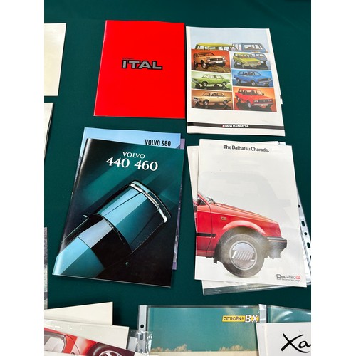 158 - AUTOMOBILE EPHEMERA / CAR BROCHURES - ALL IN VERY GOOD CONDITION. LARGE MIXED LOT TO INCLUDE DATSUN ... 