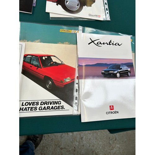 158 - AUTOMOBILE EPHEMERA / CAR BROCHURES - ALL IN VERY GOOD CONDITION. LARGE MIXED LOT TO INCLUDE DATSUN ... 