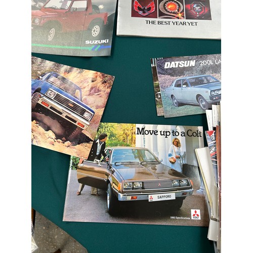 158 - AUTOMOBILE EPHEMERA / CAR BROCHURES - ALL IN VERY GOOD CONDITION. LARGE MIXED LOT TO INCLUDE DATSUN ... 