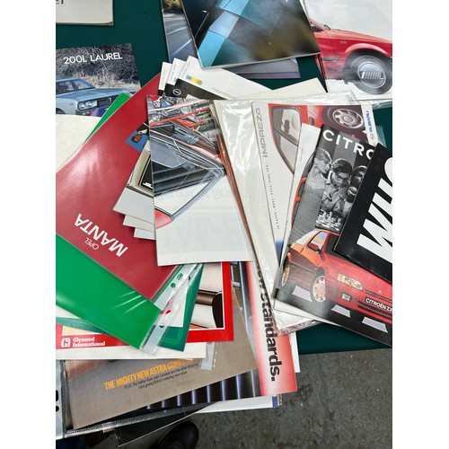 158 - AUTOMOBILE EPHEMERA / CAR BROCHURES - ALL IN VERY GOOD CONDITION. LARGE MIXED LOT TO INCLUDE DATSUN ... 