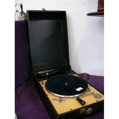 109 - EARLY DECCA WINDUP GRAMOPHONE WITH ELECTRIC PICK UP