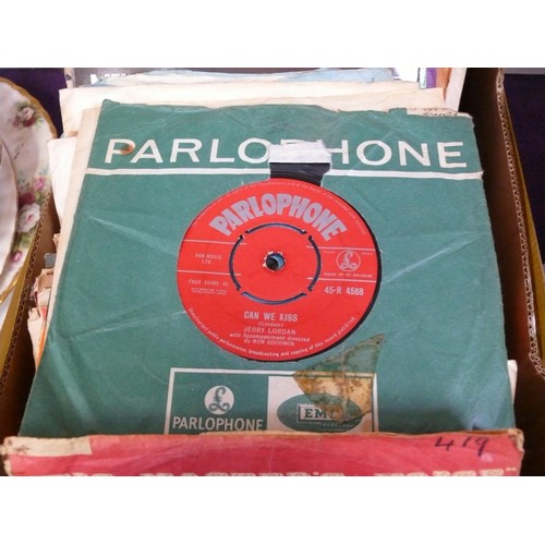 142 - A BOX OF APPROXIMATELY 60 45RPM SINGLE RECORDS TO INCLUDE TOM JONES, ELAINE PAIGE AND MANY OTHERS FR... 