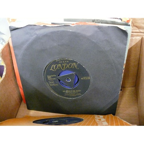 142 - A BOX OF APPROXIMATELY 60 45RPM SINGLE RECORDS TO INCLUDE TOM JONES, ELAINE PAIGE AND MANY OTHERS FR... 