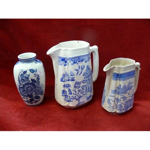 100 - 2 X ORIENTAL BLUE AND WHITE VINTAGE JUGS AND A BLUE AND WHITE VASE