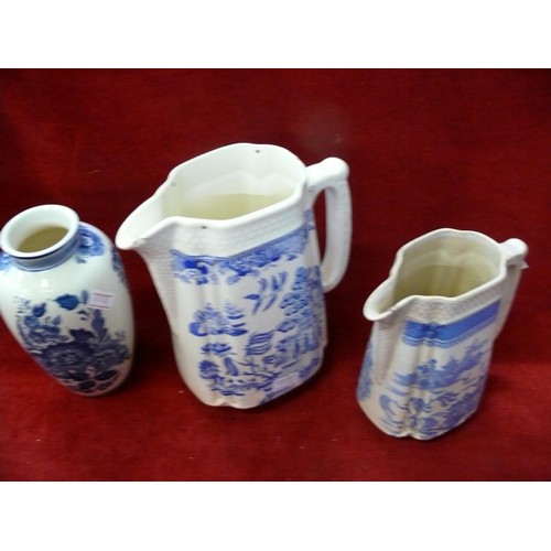 100 - 2 X ORIENTAL BLUE AND WHITE VINTAGE JUGS AND A BLUE AND WHITE VASE