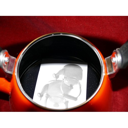 132 - LE CRUESET KETTLE IN VOLCANIC ORANGE, NEW