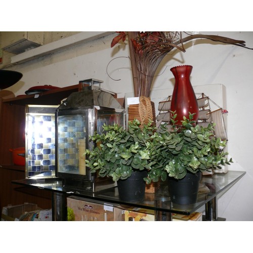 137 - AN ARTICIAL FLOWER DISPLAY IN VASE PLUS A PAIR OF ARTIFICIAL PLANTS A STAINLESS STEEL LANTERN AND A ... 