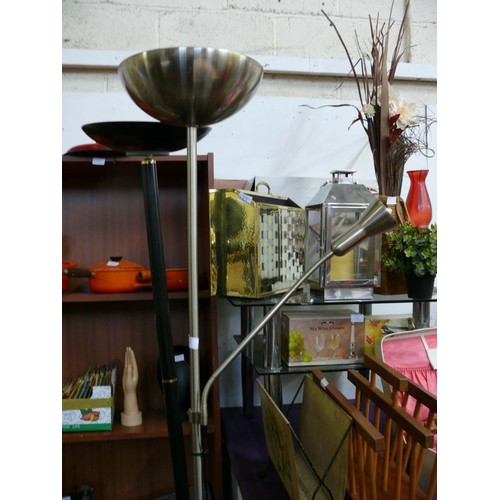 139 - A CHROME FLOOR STANDING LAMP WITH FLEXI READING LIGHT AND A BLACK FLOOR STANDING UPLIGHTER