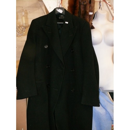 164 - VERY NICE QUALITY GENTS OVERCOAT BY GEO H WILLOWS OF DONCASTER, RETFORD AND WORKSOP SIZE LARGE