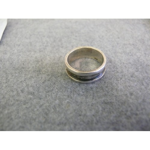 15 - SILVER 925 BAND RING WITH RIDGE DESIGN