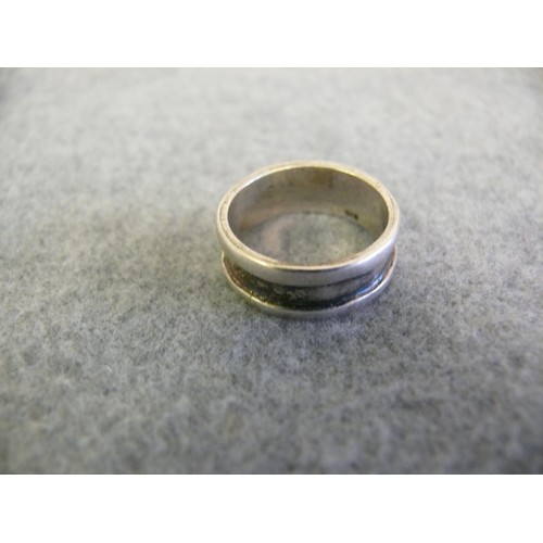 15 - SILVER 925 BAND RING WITH RIDGE DESIGN