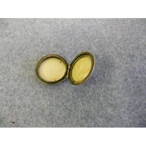 22 - 9 CT GOLD BACK AND FRONT ROUND LOCKET  WEIGHS 4 GRMS TOTAL