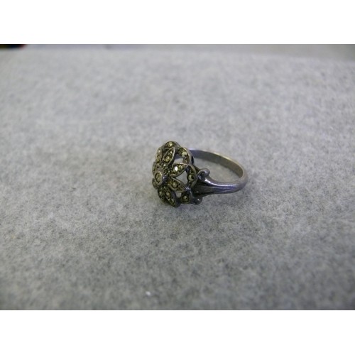 16 - VINTAGE SILVER RING WITH MARCASITE FLOWER DESIGN