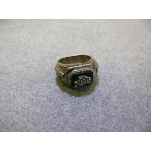 20 - LARGE HEAVY GENTS SILVER SIGNET RING WITH ONYX AND WOLF DETAIL SIZE R WEIGHS 14.5 GRMS