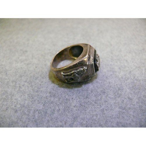 20 - LARGE HEAVY GENTS SILVER SIGNET RING WITH ONYX AND WOLF DETAIL SIZE R WEIGHS 14.5 GRMS