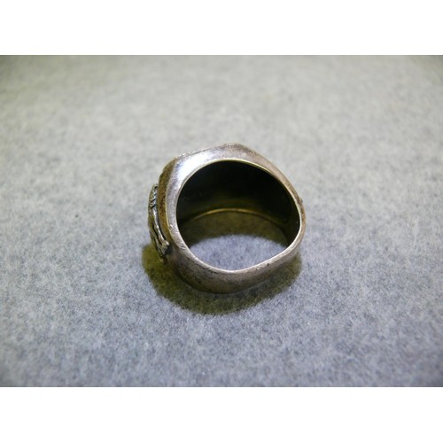 20 - LARGE HEAVY GENTS SILVER SIGNET RING WITH ONYX AND WOLF DETAIL SIZE R WEIGHS 14.5 GRMS