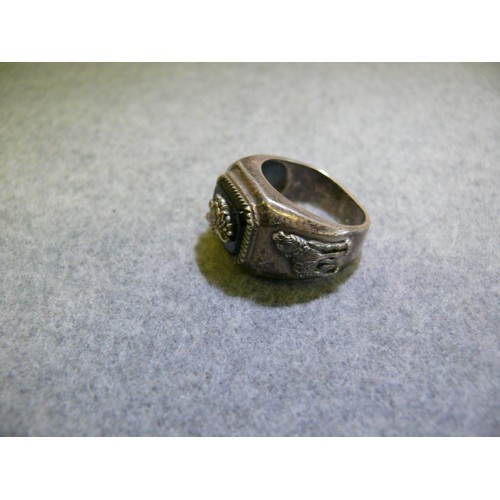 20 - LARGE HEAVY GENTS SILVER SIGNET RING WITH ONYX AND WOLF DETAIL SIZE R WEIGHS 14.5 GRMS