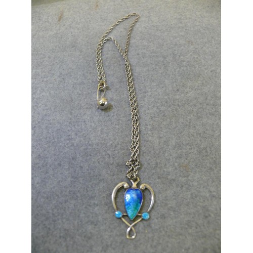 11 - HALLMARKED STERLING SILVER PENDANT AND CHAIN WITH BLUE ENAMEL TO THE PENDANT