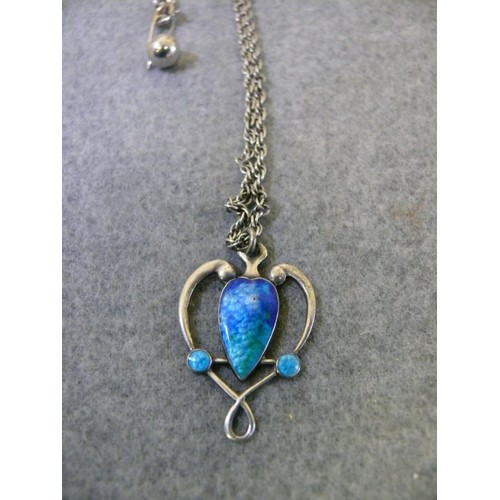 11 - HALLMARKED STERLING SILVER PENDANT AND CHAIN WITH BLUE ENAMEL TO THE PENDANT