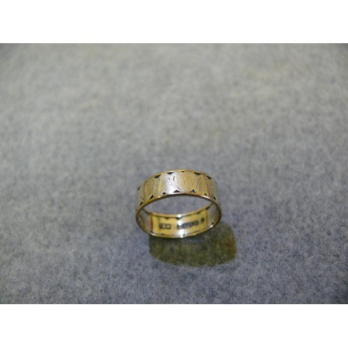 14 - 9CT WHITE AND YELLOW GOLD RING WITH HEART DESIGN SIZE K WEIGHS 2G