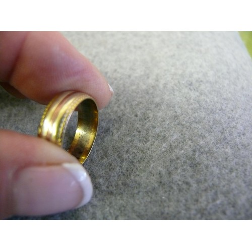 12 - 9CT TRI GOLD RING WITH YELLOW, ROSE AND WHITE GOLD 3.55G