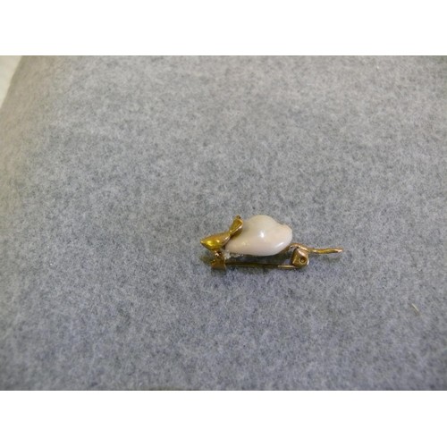 38 - A BEAUTIFUL BRASS MOUSE BROOCH WITH SHELL BODY