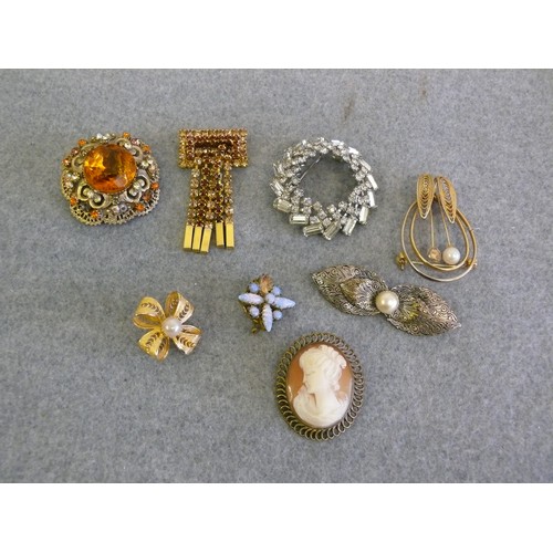 39 - A COLLECTION OF LOVELY VINTAGE AND ANTIQUE BROOCHES TO INCLUDE LAVENDAR FIRE OPAL, FILIGREE WORK, CA... 