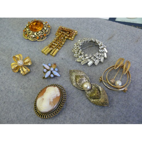 39 - A COLLECTION OF LOVELY VINTAGE AND ANTIQUE BROOCHES TO INCLUDE LAVENDAR FIRE OPAL, FILIGREE WORK, CA... 