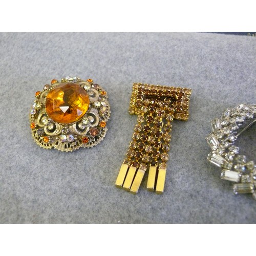 39 - A COLLECTION OF LOVELY VINTAGE AND ANTIQUE BROOCHES TO INCLUDE LAVENDAR FIRE OPAL, FILIGREE WORK, CA... 