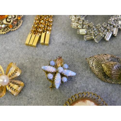 39 - A COLLECTION OF LOVELY VINTAGE AND ANTIQUE BROOCHES TO INCLUDE LAVENDAR FIRE OPAL, FILIGREE WORK, CA... 