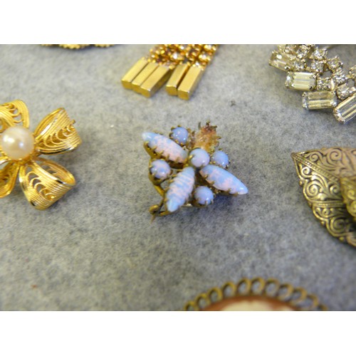 39 - A COLLECTION OF LOVELY VINTAGE AND ANTIQUE BROOCHES TO INCLUDE LAVENDAR FIRE OPAL, FILIGREE WORK, CA... 