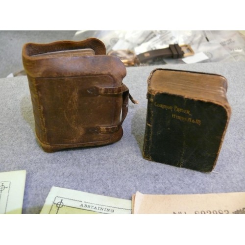 44 - COLLECTION OF ANTIQUE ITEMS TO INCLUDE MOTOR FUEL RATION BOOK, CHURCH OF IRELAND MEMBERS CARDS FROM ... 