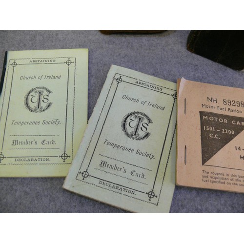 44 - COLLECTION OF ANTIQUE ITEMS TO INCLUDE MOTOR FUEL RATION BOOK, CHURCH OF IRELAND MEMBERS CARDS FROM ... 