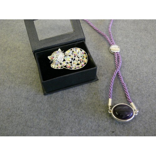 40 - A BEAUTIFUL JEWEL ENCRUSTED CAT BROOCH AND A PURPLE SLIDER BRACELET