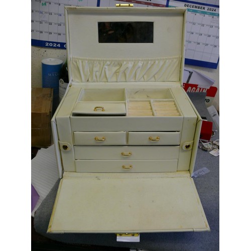 57 - A VERY NICE LARGE LEATHER JEWELLERY BOX WITH VARIOUS DRAWERS AND COMPARTMENTS