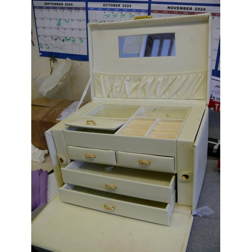 57 - A VERY NICE LARGE LEATHER JEWELLERY BOX WITH VARIOUS DRAWERS AND COMPARTMENTS