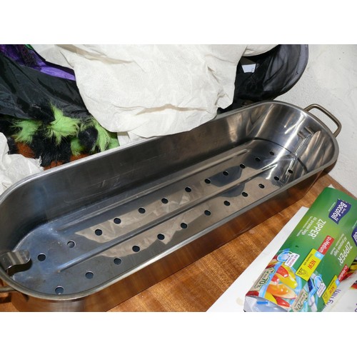 410 - LARGE STAINLESS STEEL FISH KETTLE