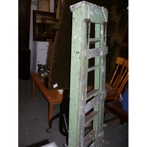 411 - GREEN DECORATORS WOODEN STEP LADDER