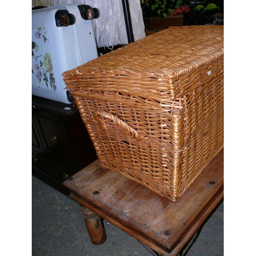 431 - VERY LARGE GOOD QUALITY WICKER HAMPER