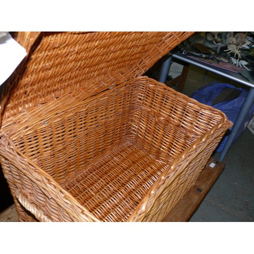 431 - VERY LARGE GOOD QUALITY WICKER HAMPER